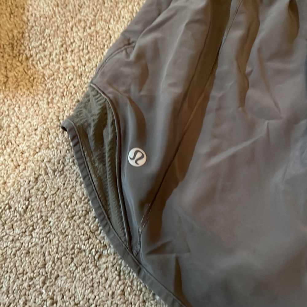 Lululemon hunter green hotty hot 4” shorts - size 4 - Picture 3 of 3